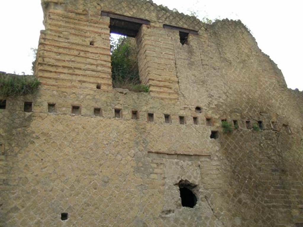 Ins Or II, 8, Herculaneum. December 2004. Upper floor façade of apartment. Photo courtesy of Nicolas Monteix.
Ins Or II, 8/9, Herculaneum. December 2004. Looking east to upper floor façade of apartment. Photo courtesy of Nicolas Monteix.